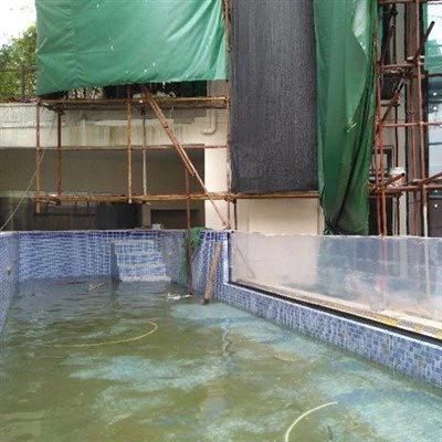 Kolam Tanpa Batas Di Tepi Danau