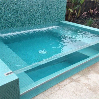 Plexiglass Di Sekitar Kolam Renang