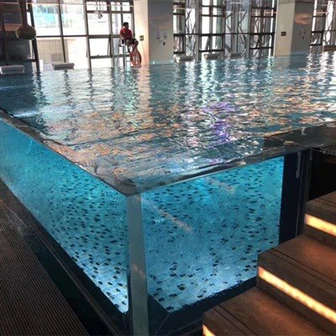 Kolam dengan Dinding Akrilik